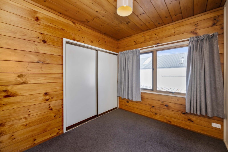 Multi-Use office/workers accommodation with income64396427463555114