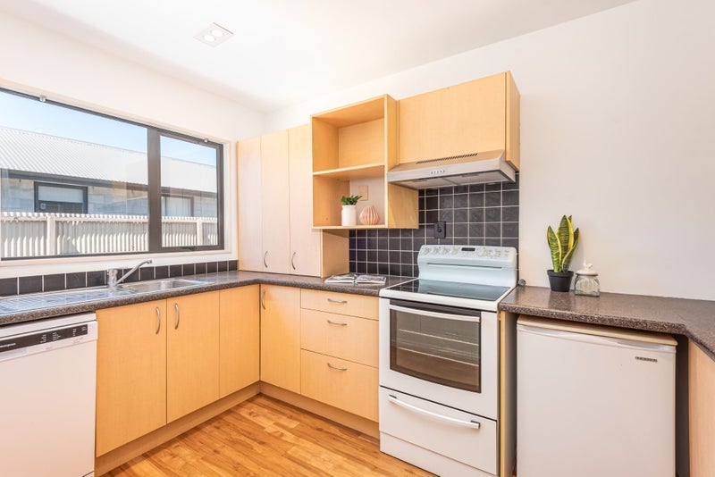 Sunny & Spacious + Double Garage64319411974529114