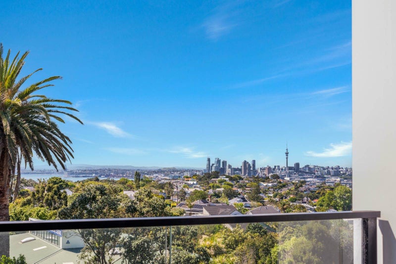 Near New Apartment with City and Harbour View64325420956930112