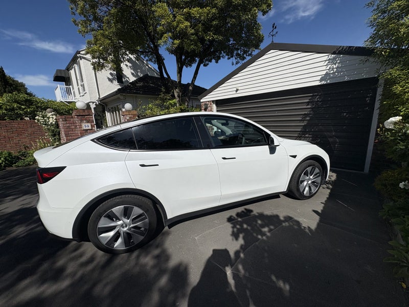 2023 Tesla Model Y Rear wheel drive64326021906307110