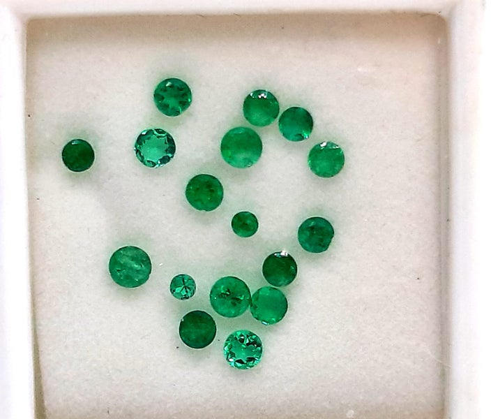 Assorted size round Emerald stones 17X Carousel 2