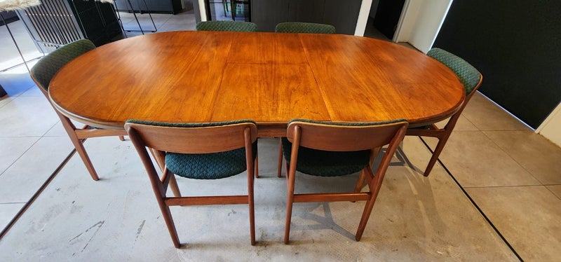 Curvaceous Victor Wilkins 'Fresco' Oval Dining Table by G-Plan64338979491203111