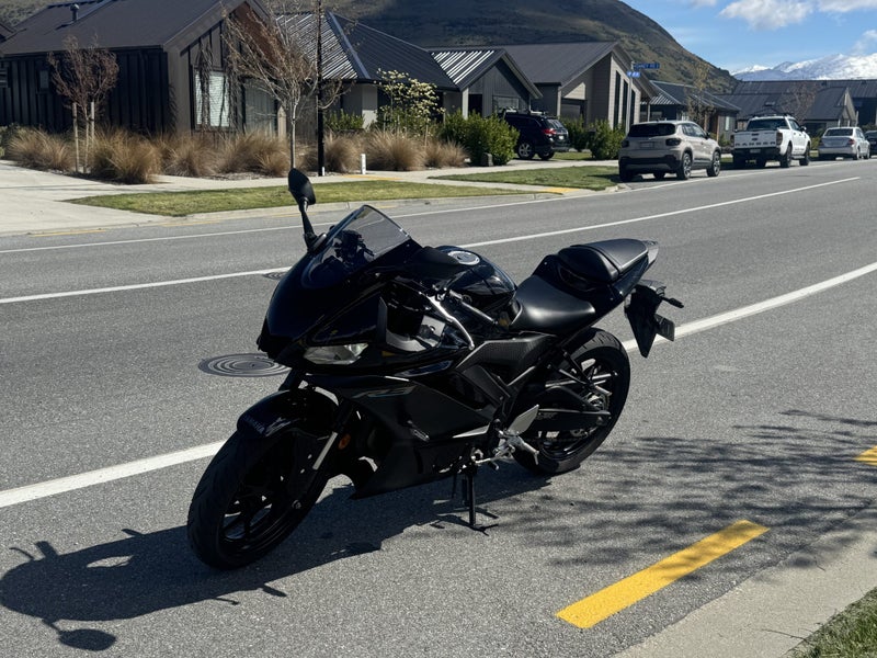 Yamaha R3 202464343064723074112