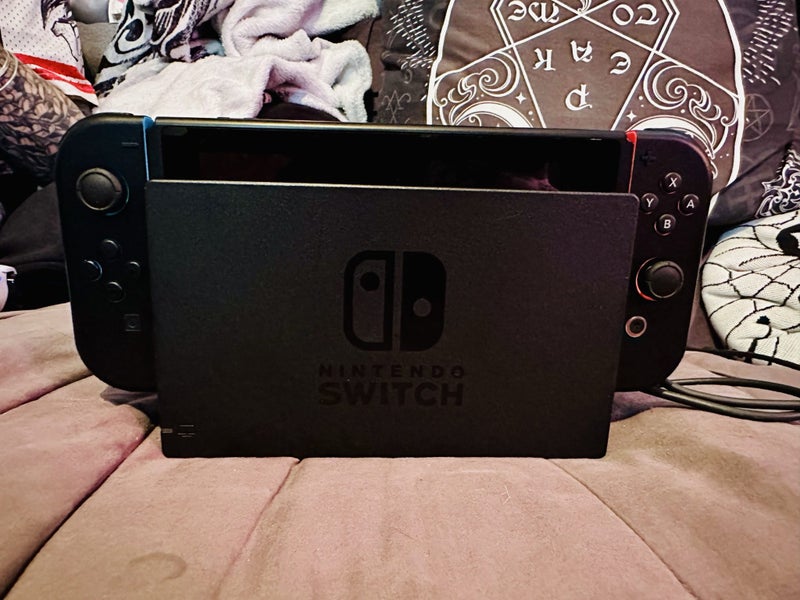 NEAR NEW condition Nintendo Switch - black vinyl & comes with case Carousel 2