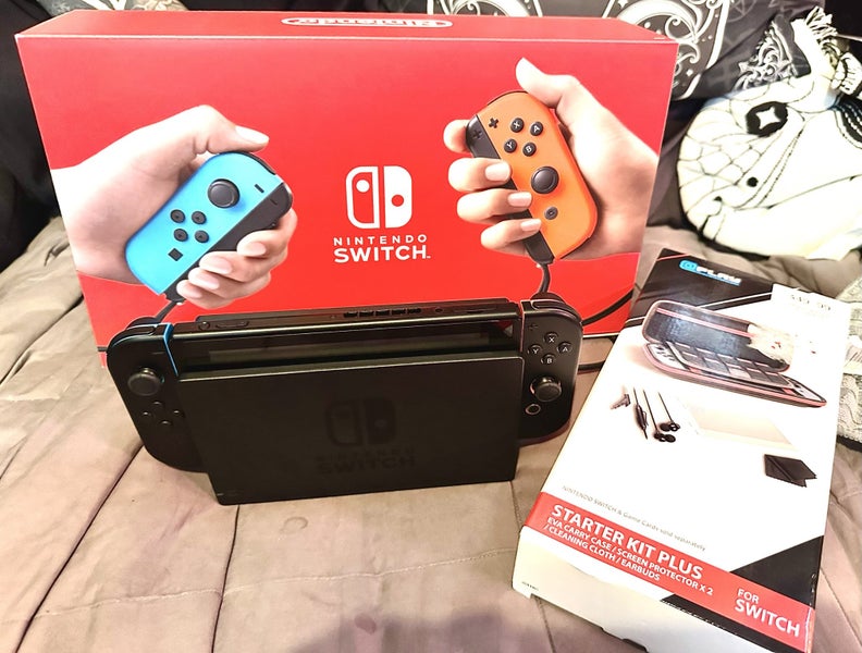 NEAR NEW condition Nintendo Switch - black vinyl & comes with case Carousel 1