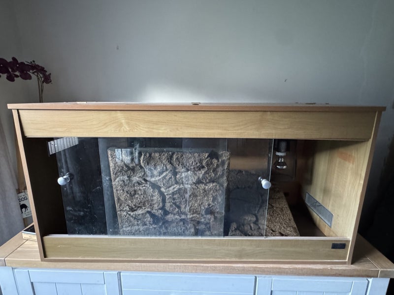 Reptile enclosure Carousel 1