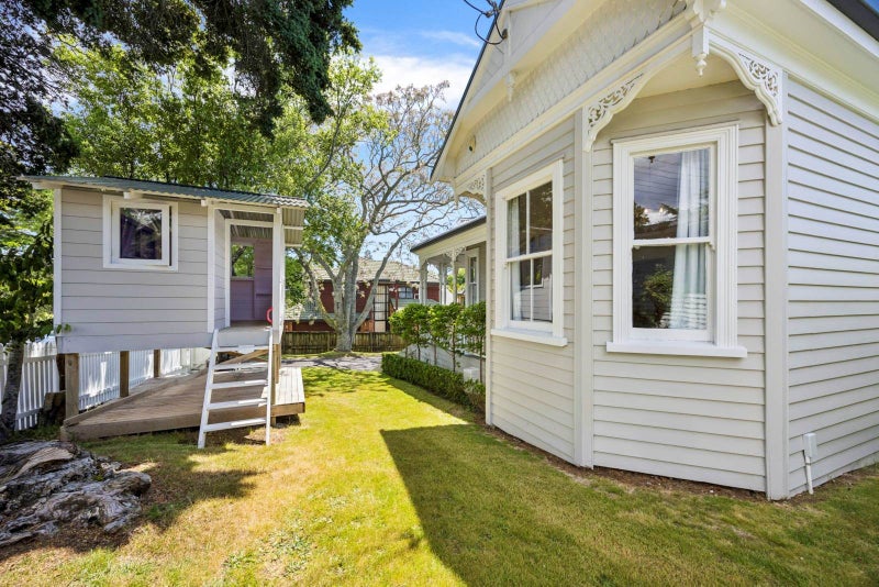 Quintessential Charm In DGZ64356099137281112