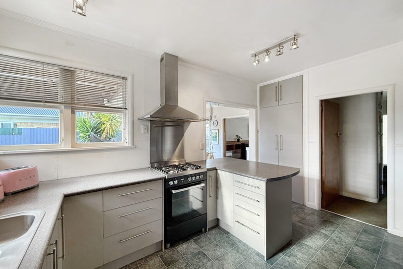 Hillcrest Classic with Space and Potential64436540064386113