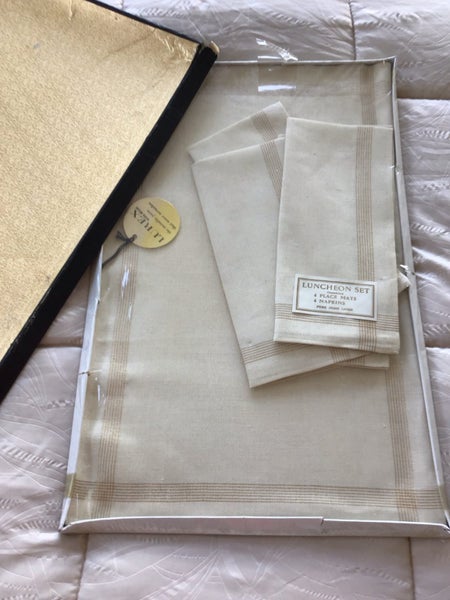 Vintage Linen Table Set Carousel 1