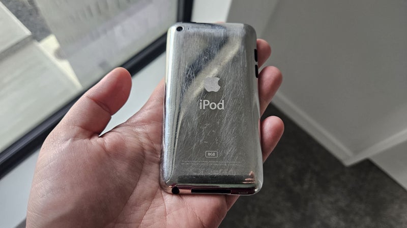 Apple iPod touch 4th Gen 8GB Carousel 2