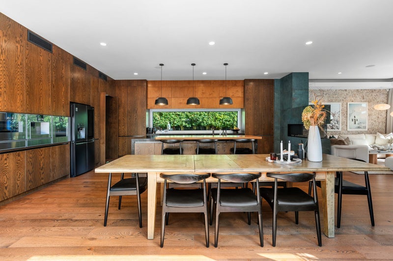 A Home That Commands Attention and Captures Hearts64360557435906111