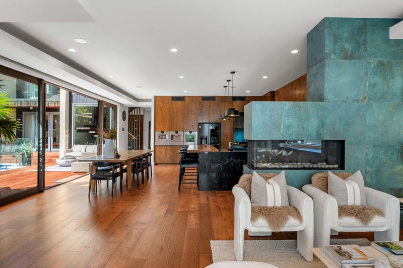 A Home That Commands Attention and Captures Hearts64360557435906112