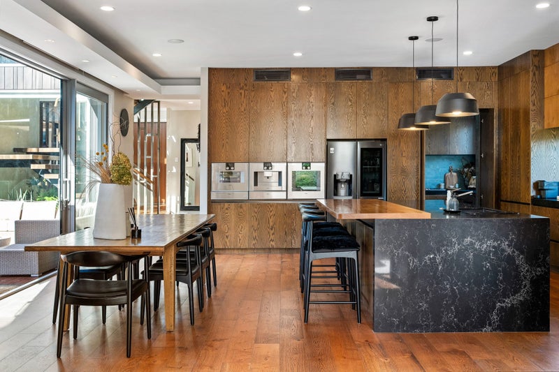 A Home That Commands Attention and Captures Hearts64360557435906113