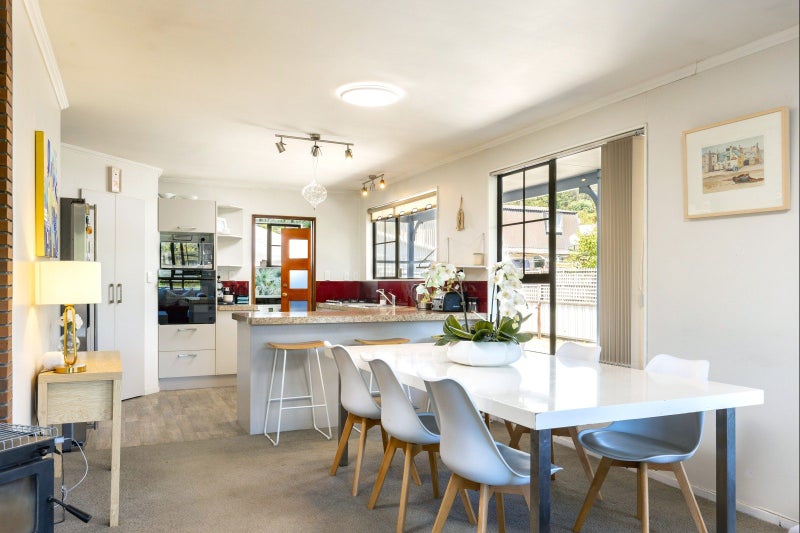 Charm meets location64360282664706114