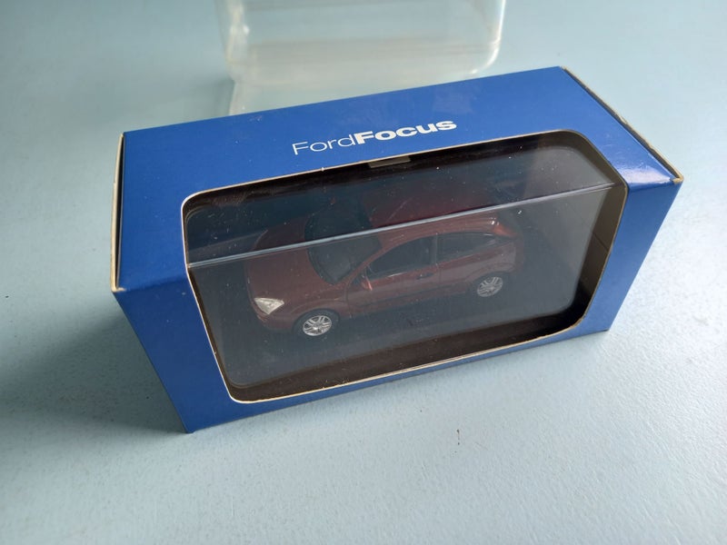 Ford Focus Dark Red ~ Minichamps 1/43 Carousel 5