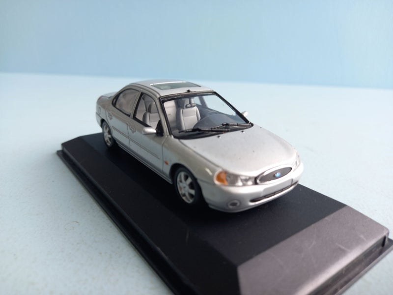 Ford Mondeo Sedan Silver ~ Minichamps 1/43 Carousel 2