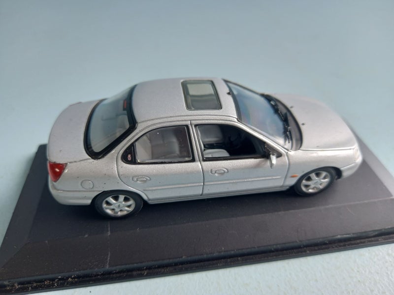 Ford Mondeo Sedan Silver ~ Minichamps 1/43 Carousel 5