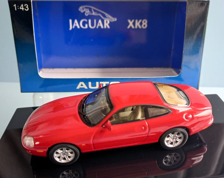 AutoArt Jaguar XK8 Coupe Red 1/43 Carousel 2