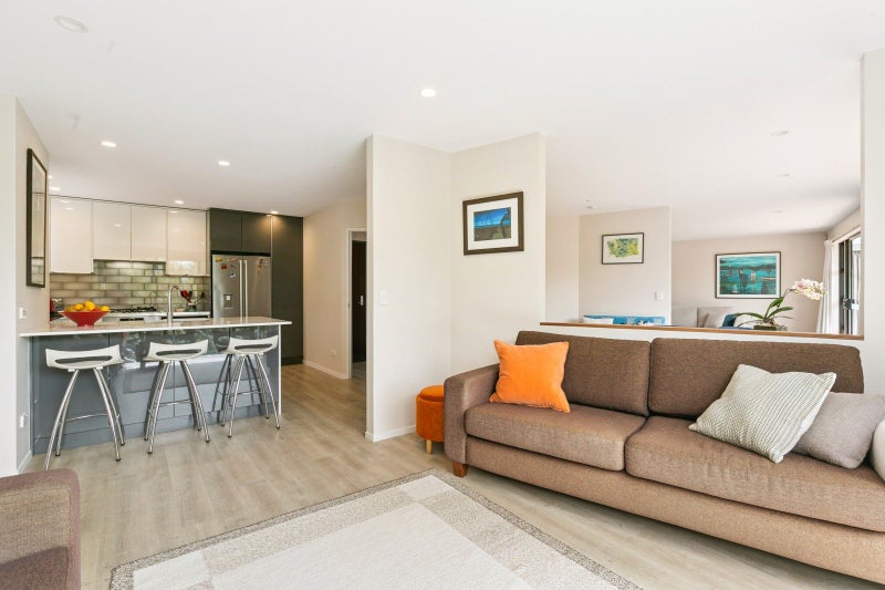 Sun, Style & Easy Living64361083934338111