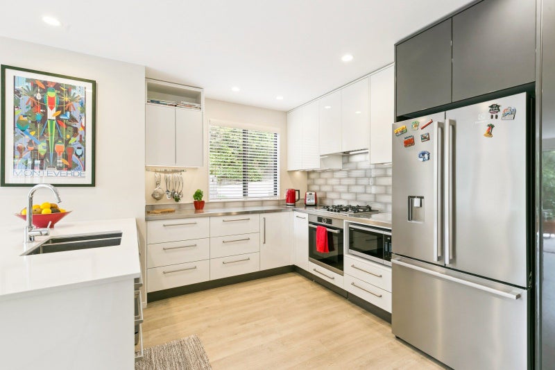 Sun, Style & Easy Living64361083934338112