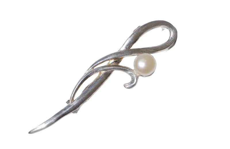 Elegant Sterling Silver Brooch set with a Pearl Carousel 1