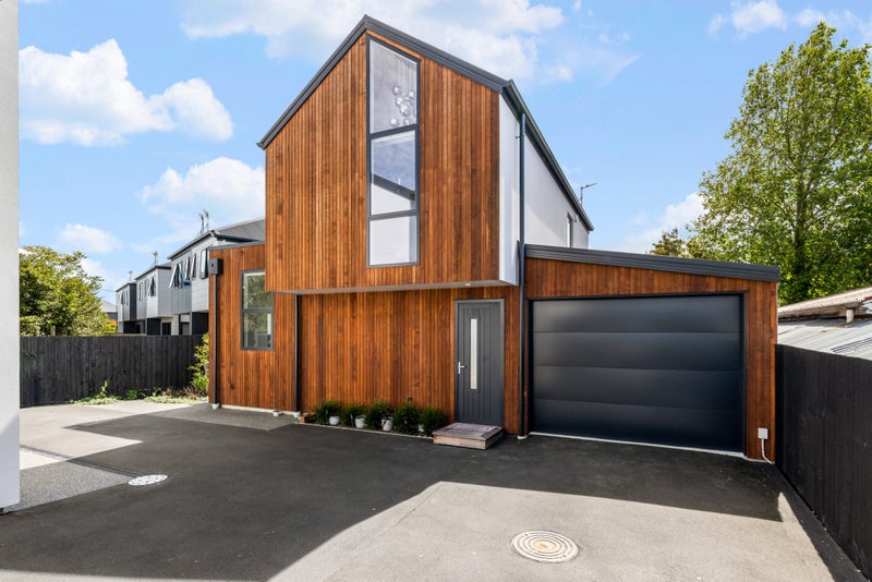 Standalone Contemporary Living - Unique Offering!64361599633411110