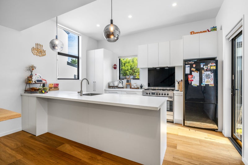 Standalone Contemporary Living - Unique Offering!64361599633411111