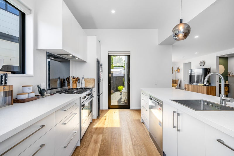 Standalone Contemporary Living - Unique Offering!64361599633411112