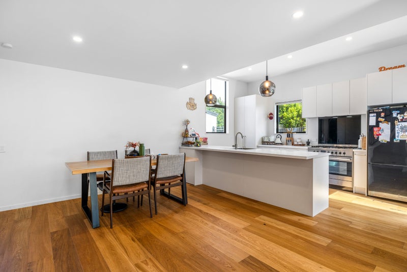 Standalone Contemporary Living - Unique Offering!64361599633411114