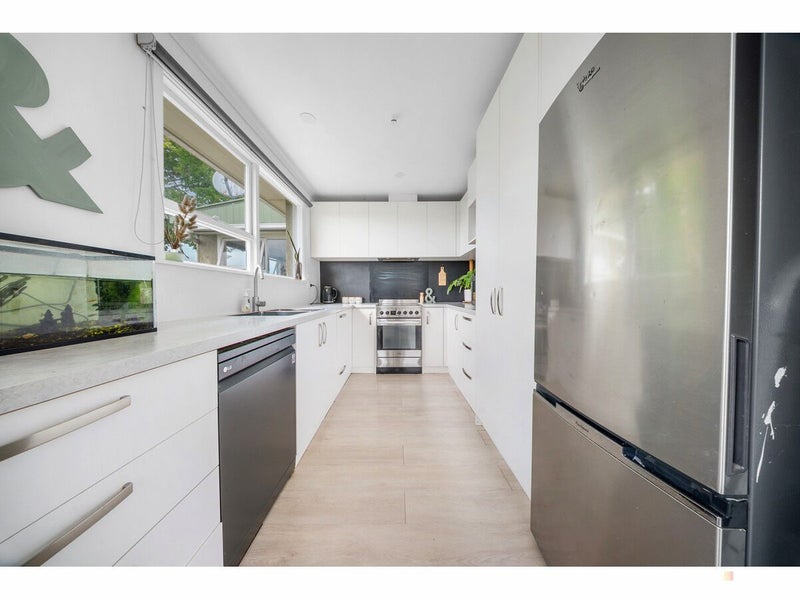 Sunny & spacious in a desirable location64361703809410113