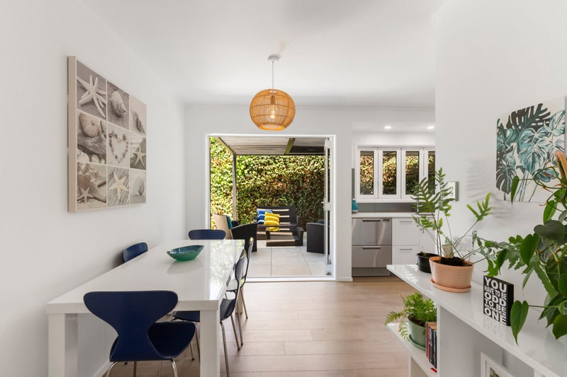 Pristine Haven a Stroll from the Marina64361793162498111