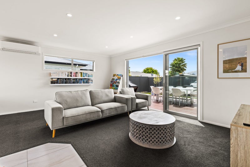 Sun-Soaked and High-Spec64361793254785111