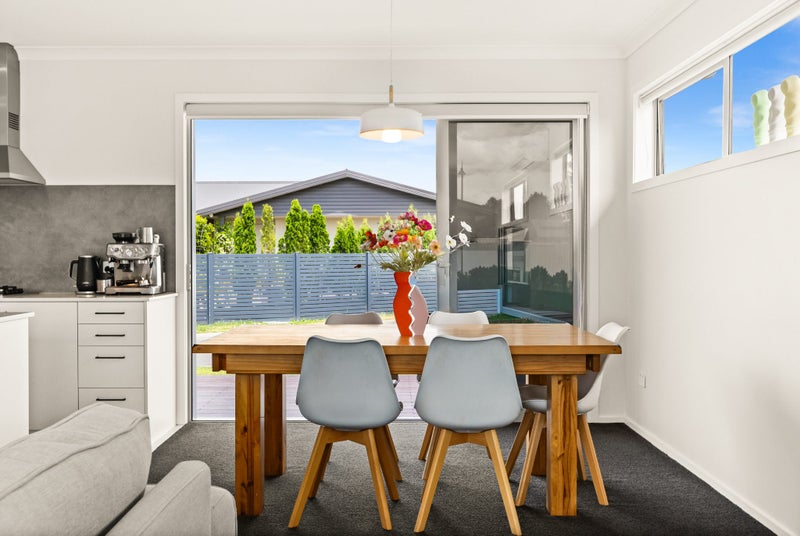 Sun-Soaked and High-Spec64361793254785113