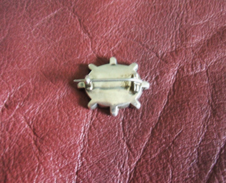 JEWELLERS ESTATE VICTORIAN SILVER ENAMELLED BROOCH 1860-1870. Carousel 2