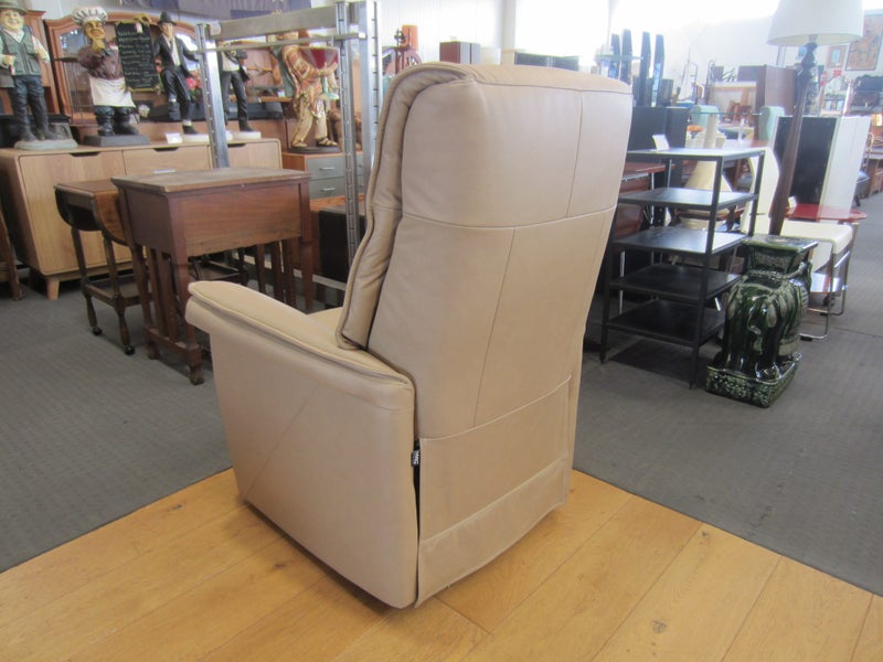 IMG® Chelsea Lift Power Leather Recliner - (5 months old) Carousel 12