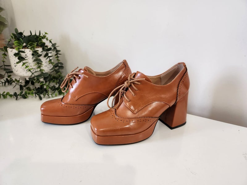 ~ $1 RESERVE Womens Size 40 or 8.5 Tan pu Leather Lace Up Block Heels Near New Carousel 1