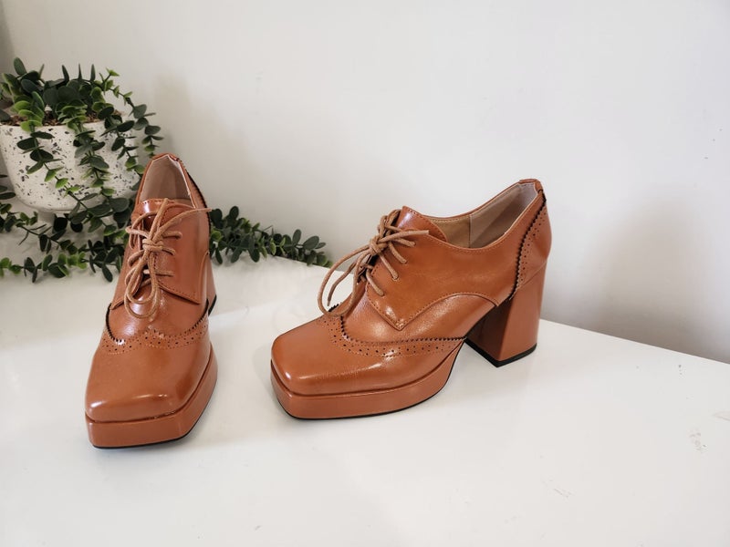 ~ $1 RESERVE Womens Size 40 or 8.5 Tan pu Leather Lace Up Block Heels Near New Carousel 2