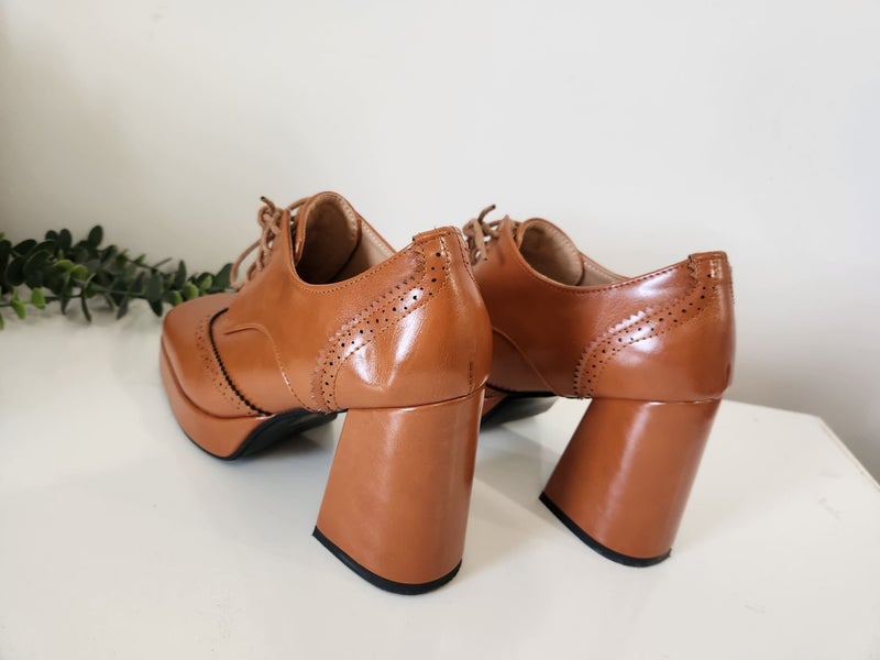 ~ $1 RESERVE Womens Size 40 or 8.5 Tan pu Leather Lace Up Block Heels Near New Carousel 8