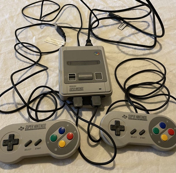 Super Nintendo SNES Classic Edition Mini - Pre-loaded 21 Games - 2 Controllers Carousel 1