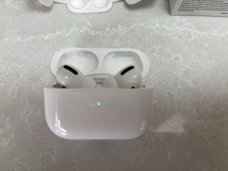 AirPods Pro with MagSafe Charging Case64365092004995111