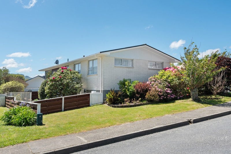 PREMIUIM SILVERSTREAM LOCATION-WALK TO THE VILLAGE64370474657793112