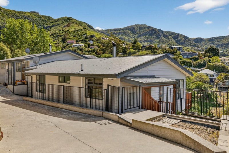 Modern Post-Quake Home with Harbour and Hill Views64370791107715111