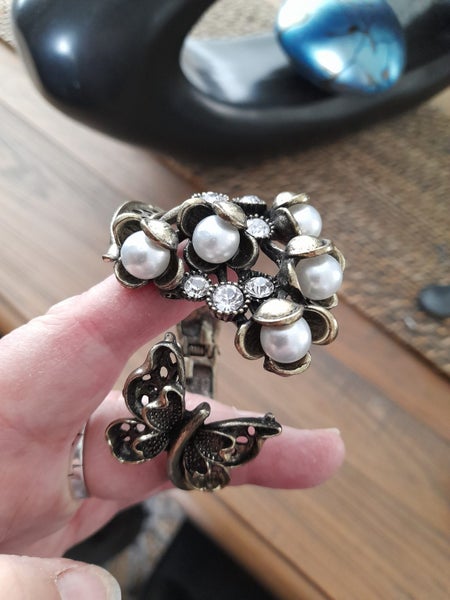 Pearl and Butterfly Bracelet Carousel 2
