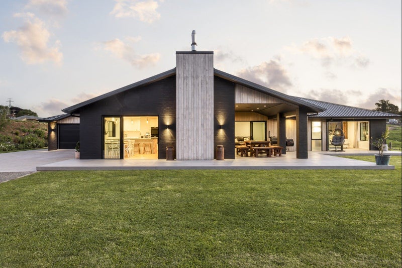 Te Miro treasure - big shed & income...64373260023809111