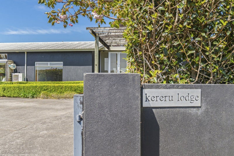 Lifestyle, Space And Entertaining On The City Edge64371883376130111