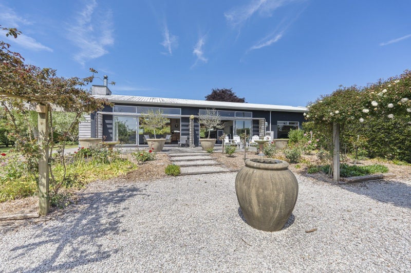 Lifestyle, Space And Entertaining On The City Edge64371883376130113