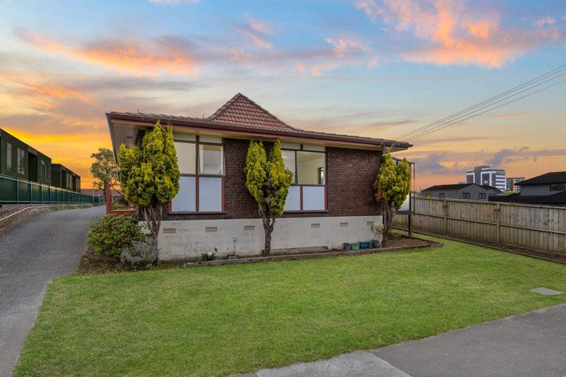 Spacious Duplex in Ellerslie School Zone64371883309699111