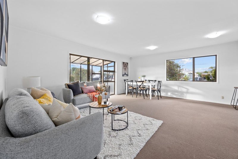 Spacious Duplex in Ellerslie School Zone64371883309699114