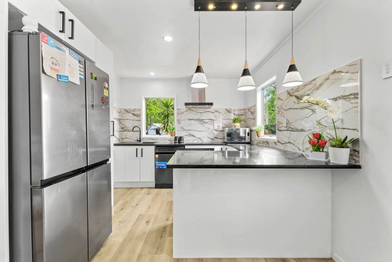 Modern & Stylish — Live Large on 722m² Section!64394406131075113