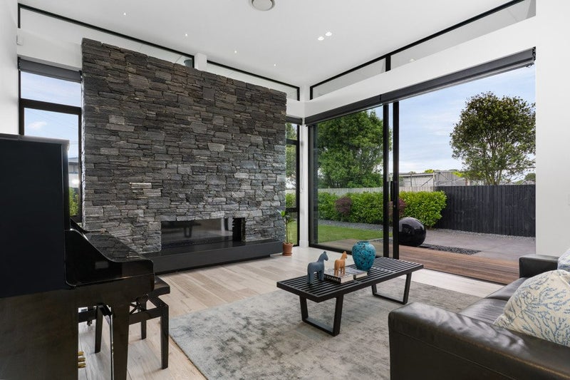 A Touch of Grandeur in St Andrews Square64372089133953113